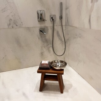Shark Anatolia İroko Ahşap Banyo Taburesi Oturak ve Beyaz Bakır Hamam Tası Seti - 9